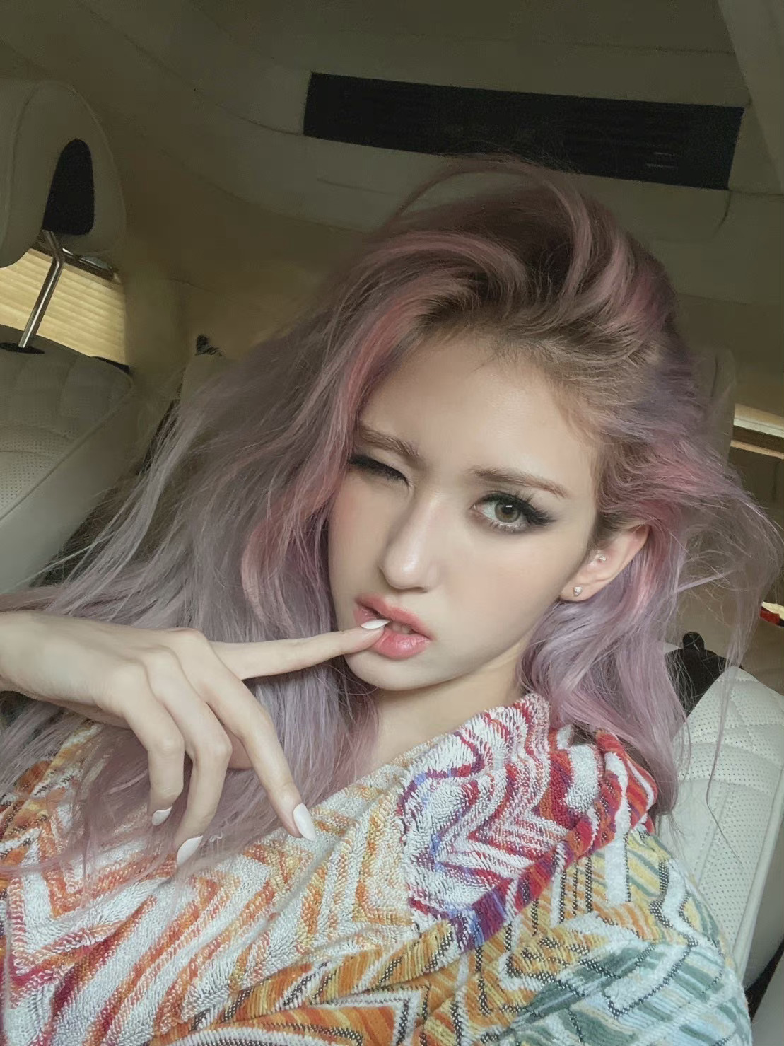 somiins分享自拍粉发好美眼睛好大又俏皮又辣