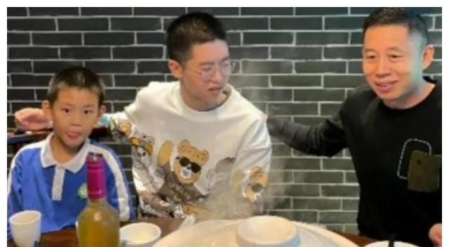 孙海洋夫妇带孙卓游玩庐山,孙卓与妈妈动作亲密,孩子爸像大姑娘休闲区蓝鸢梦想 - Www.slyday.coM 孙海洋夫妇带孙卓游玩庐山,孙卓与妈妈动作亲密,孩子爸像大姑娘休闲区蓝鸢梦想 - Www.slyday.coM