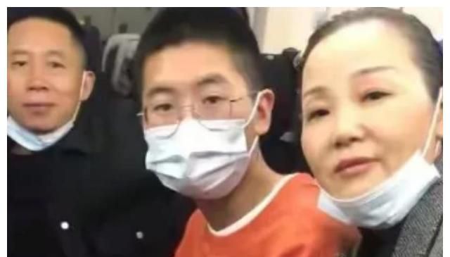 孙海洋夫妇带孙卓游玩庐山,孙卓与妈妈动作亲密,孩子爸像大姑娘休闲区蓝鸢梦想 - Www.slyday.coM 孙海洋夫妇带孙卓游玩庐山,孙卓与妈妈动作亲密,孩子爸像大姑娘休闲区蓝鸢梦想 - Www.slyday.coM