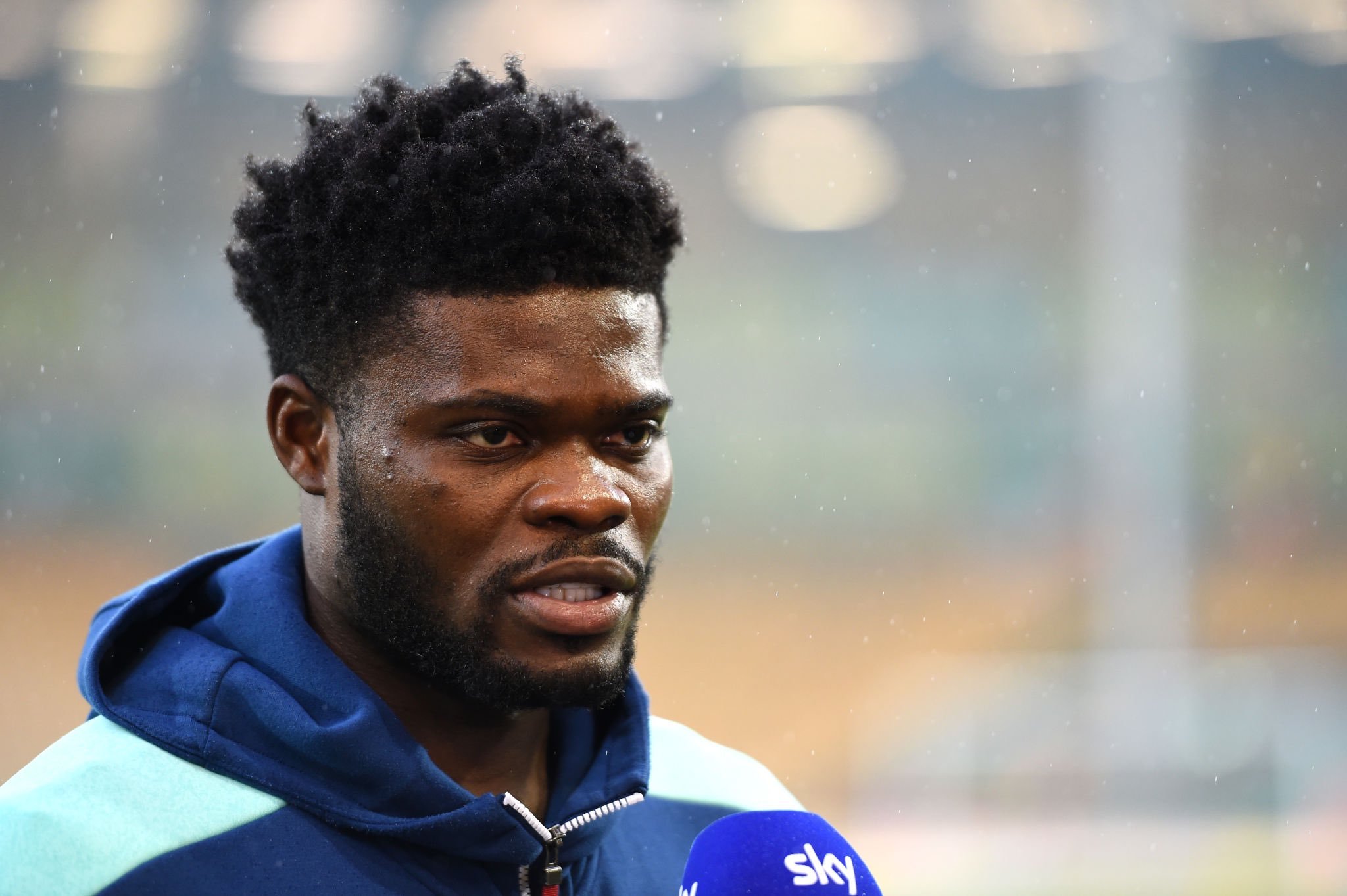 接受赛前采访的塔哥&托马斯|托马斯|阿森纳|英超_新浪新闻