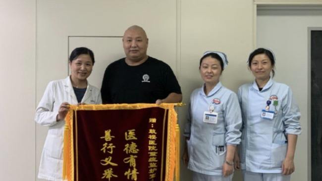 南京胖哥见义勇为失去肛门功能：脖子挂着造瘘袋，排泄就得换袋子休闲区蓝鸢梦想 - Www.slyday.coM