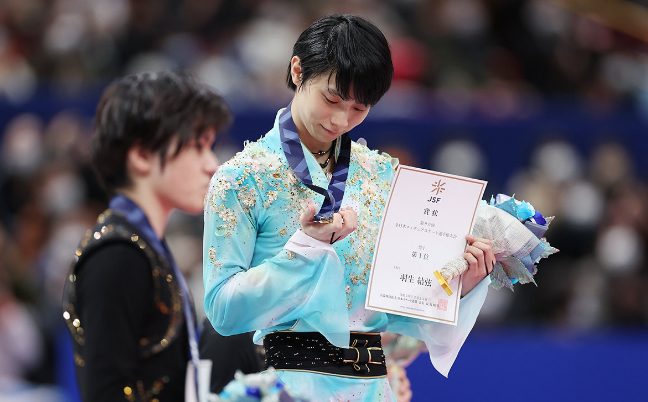 太激动羽生结弦穿冰刀鞋跳上领奖台凝视金牌久违的感觉
