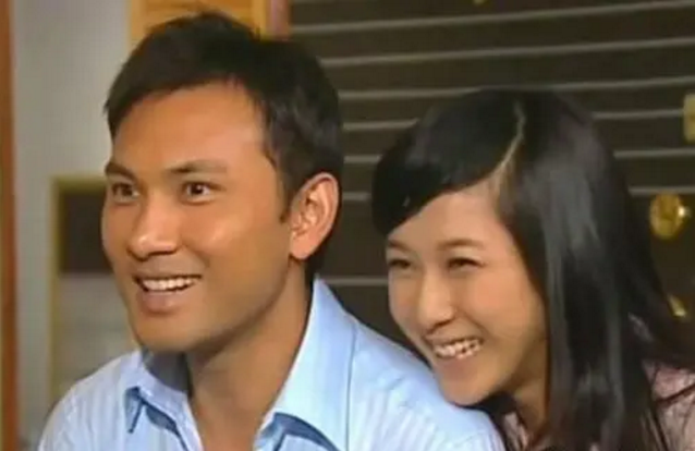 钟嘉欣和林文龙一家人过节直接跪地上合照亲密搂肩感情深厚