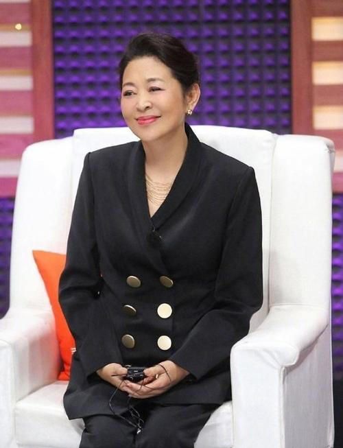 倪萍瘦下来美得真惊艳穿黑色西装优雅端庄气场足哪像60岁