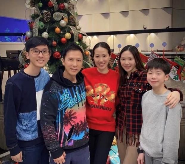 甄子丹一家晒圣诞全家福儿女已赶上父亲身高