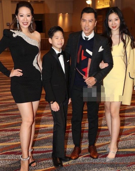 女儿肤白丰腴,13岁儿子小眼睛不像爸妈|甄子丹|一家四口|甄济嘉_新浪
