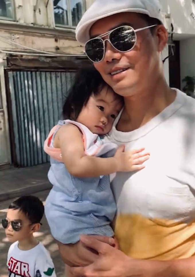 54岁谢天华罕晒全家福紧搂3岁女儿尽显父爱一家四口颜值高