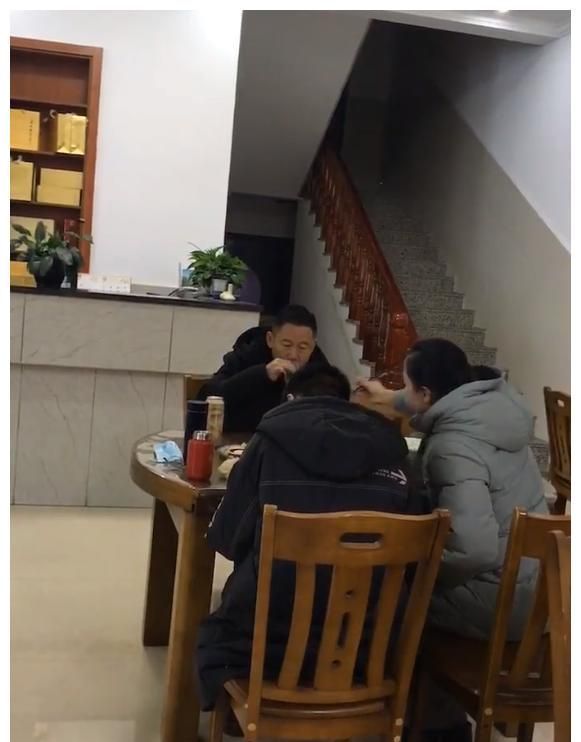 网传孙卓学校已确认，一家三口吃团圆饭，孙海洋喝酒庆祝休闲区蓝鸢梦想 - Www.slyday.coM