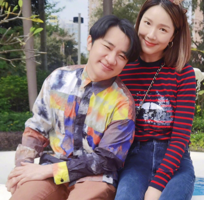 李亚男晒一家美照1岁小女儿已会走路王祖蓝靠妻子怀中太甜蜜