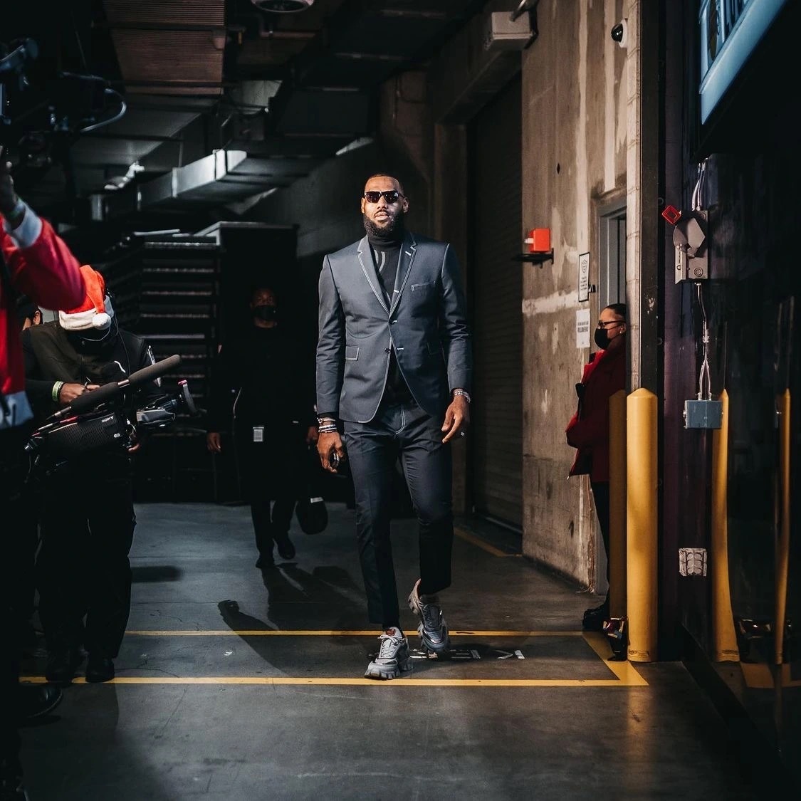 詹姆斯晒出今日赛前入场照帅翻了