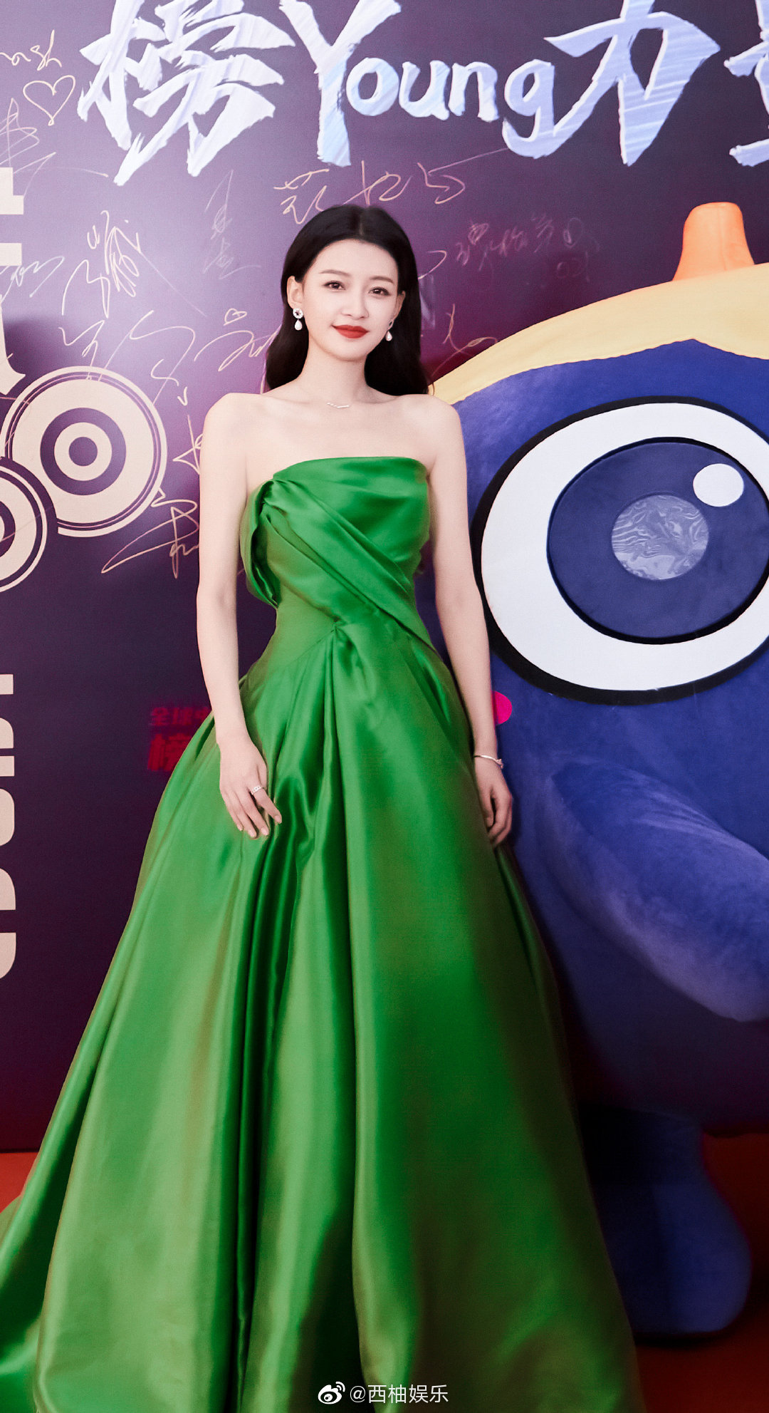 孙怡出席年度榜上榜盛典身穿高贵缎面礼服亮相现场