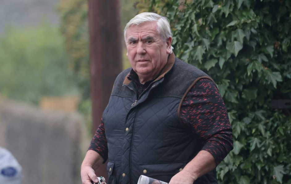 美国73岁老头违规扩建自己房屋拆除墓地破坏邻居祖坟引发众怒