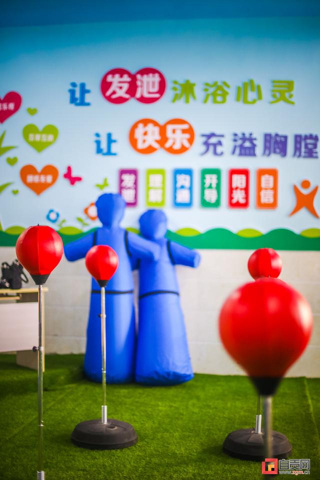 "这里是属于你的空间"自贡市27中心理宣泄室为学生减压|自贡市_新浪