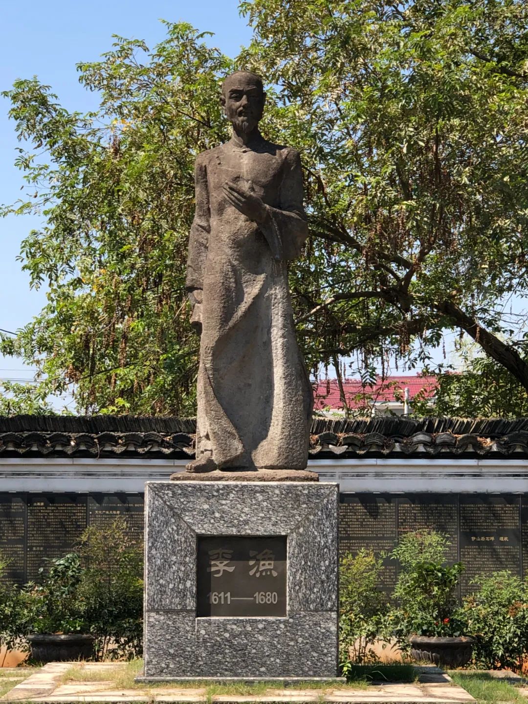 夏李村口李渔雕像.