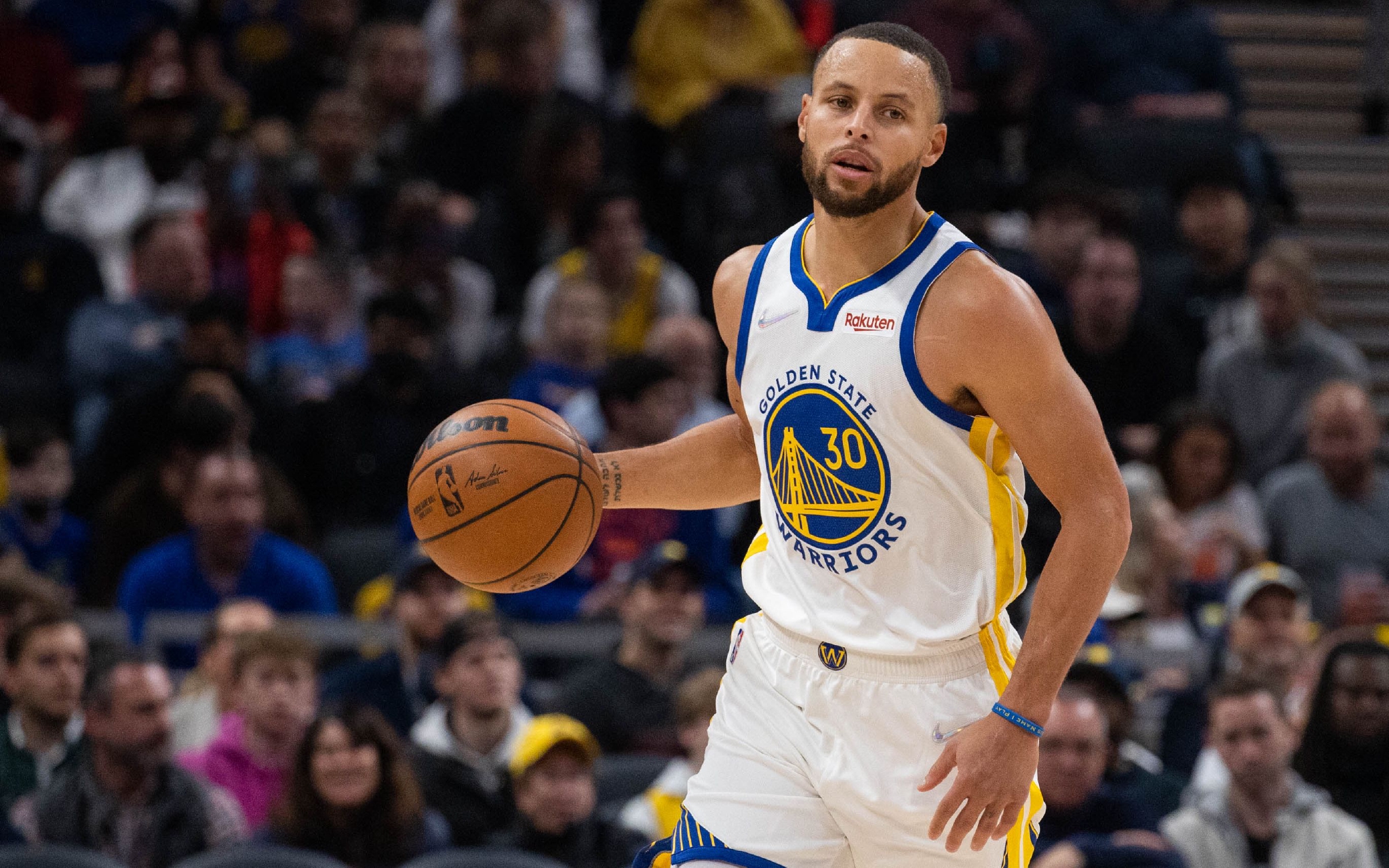 勇士击败太阳重登榜首库里距3000三分仅差一球