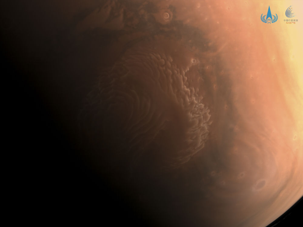 这是国家航天局公布的“天问一号”拍摄的高清火星影像图。3月4日，国家航天局发布3幅由我国首次火星探测任务天问一号探测器拍摄的高清火星影像图，包括2幅全色图像和1幅彩色图像。新华社发(国家航天局供图)