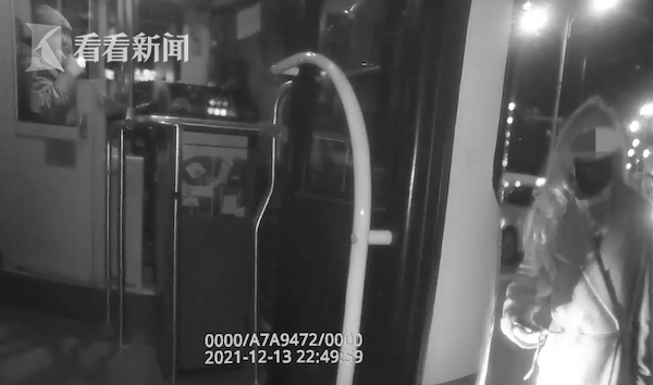 嫌再等一班太久！“路霸阿姨”拦停公交车20分钟 挡在车前玩手机休闲区蓝鸢梦想 - Www.slyday.coM