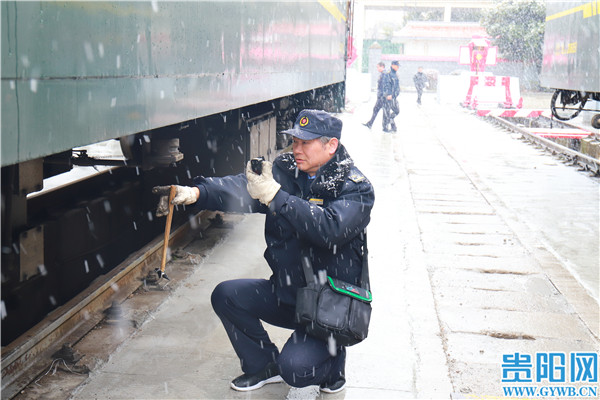 贵阳车辆段观云追雪护航旅客安全出行