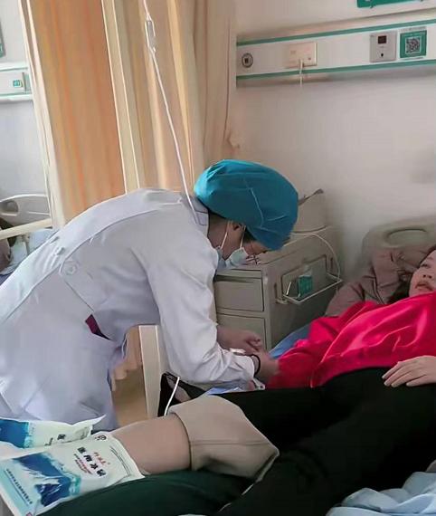 草帽姐生病住院坐轮椅出行需儿子照顾病床照也曝光