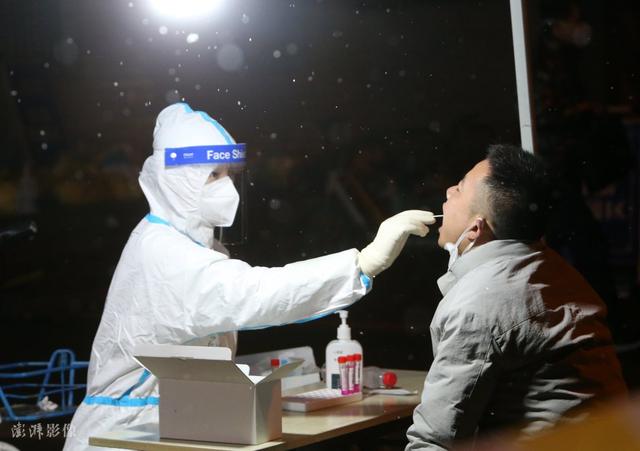 西安医护人员顶严寒冒飞雪连夜为市民做核酸检测