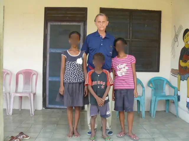 被东帝汶视作国家英雄的传教士，却在自己的孤儿院里性侵女孩。曝光后，依然有大批支持者休闲区蓝鸢梦想 - Www.slyday.coM