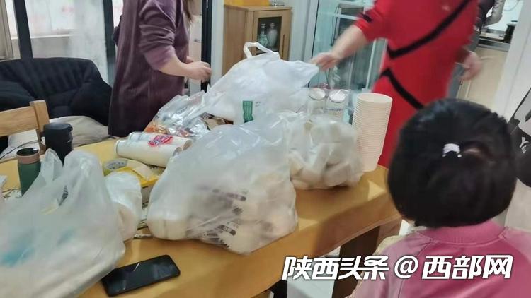 抗疫暖色调｜现熬鸡汤、现蒸包子 西安一管控小区业主自发为防疫人员送餐休闲区蓝鸢梦想 - Www.slyday.coM