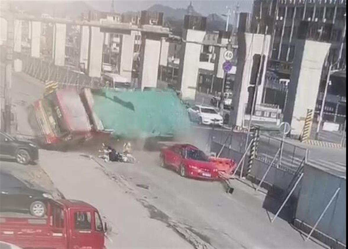 杭州一大货车侧翻，3名路人不幸被埋压身亡休闲区蓝鸢梦想 - Www.slyday.coM