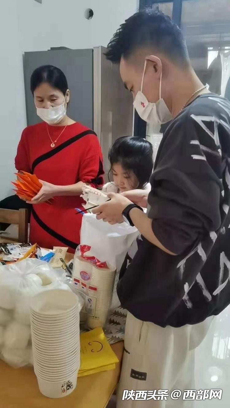 抗疫暖色调｜现熬鸡汤、现蒸包子 西安一管控小区业主自发为防疫人员送餐休闲区蓝鸢梦想 - Www.slyday.coM