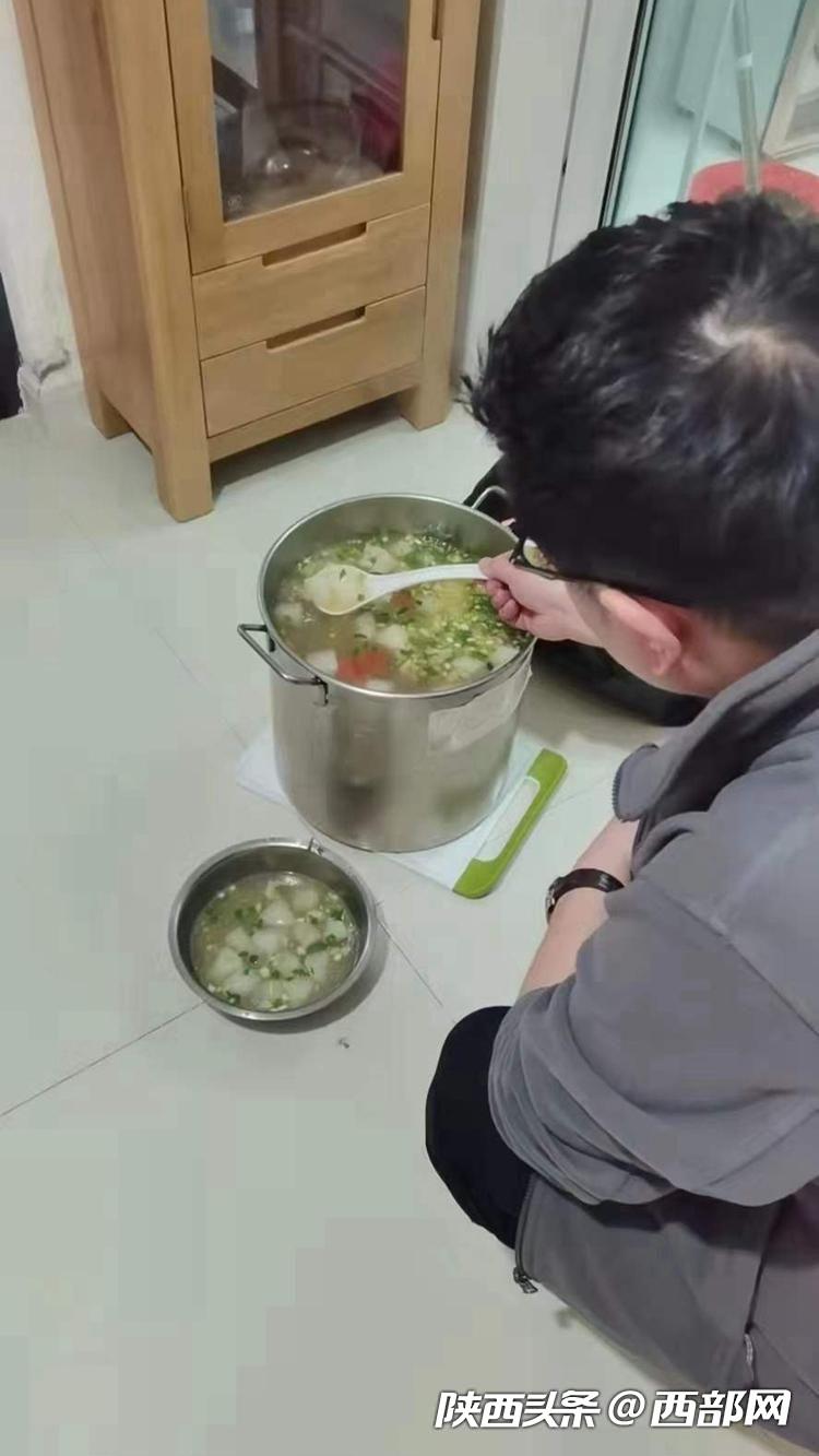 抗疫暖色调｜现熬鸡汤、现蒸包子 西安一管控小区业主自发为防疫人员送餐休闲区蓝鸢梦想 - Www.slyday.coM