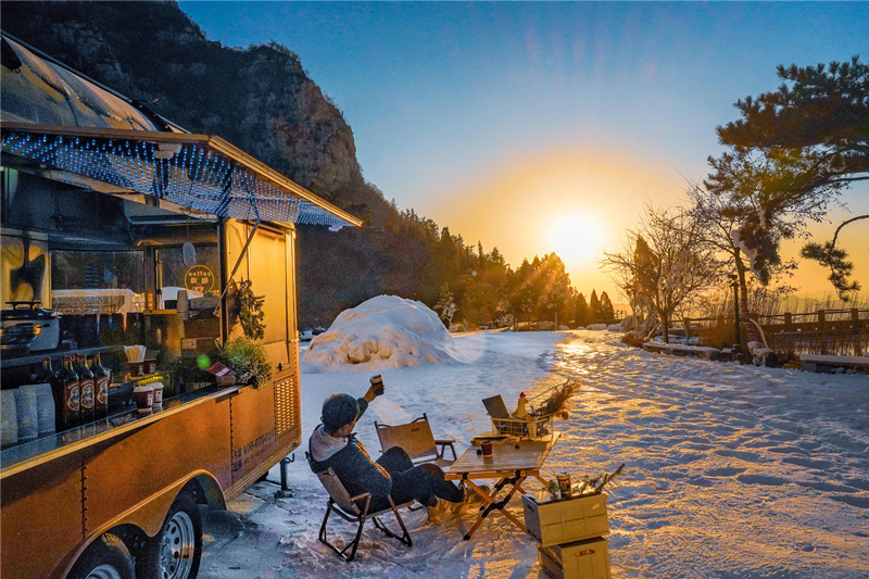 露营咖啡车冬日热红酒惊艳亮相淄博潭溪山