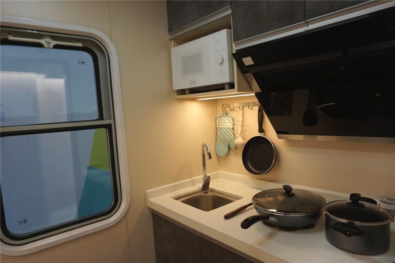 坐上高铁房车去旅行广西首辆高定旅游列车下线交付