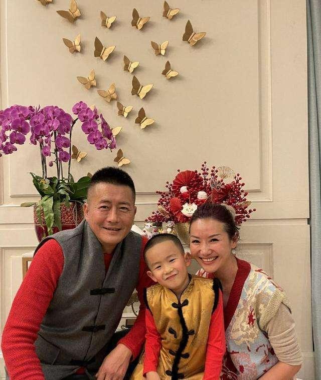 57岁戏骨高曙光晒全家福,41岁富商妻子身材苗条,5岁儿子神似爸|高曙光