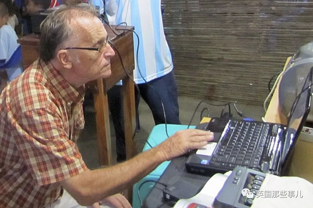 被东帝汶视作国家英雄的传教士，却在自己的孤儿院里性侵女孩。曝光后，依然有大批支持者休闲区蓝鸢梦想 - Www.slyday.coM