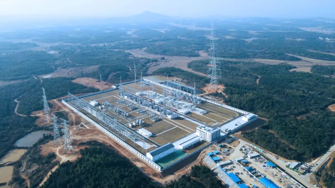 &nbsp;▲图为1000千伏特高压南昌(赣江)变电站全景.