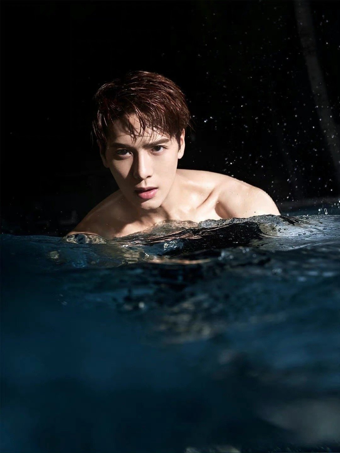 王嘉尔▼杨洋▼橘带着大家最爱的男明星泳池照走来啦99男明星在泳池