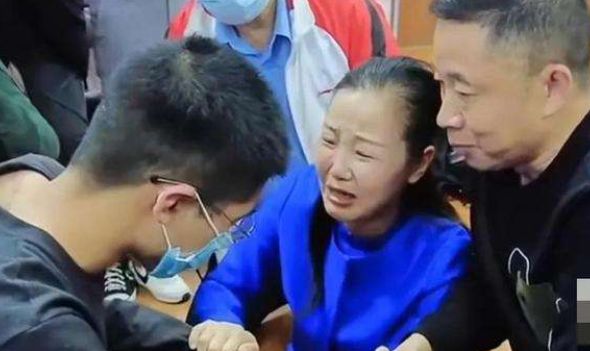 孙海洋终于接回孙卓,一路上游山玩水,但还有一件让人头疼的事休闲区蓝鸢梦想 - Www.slyday.coM 孙海洋终于接回孙卓,一路上游山玩水,但还有一件让人头疼的事休闲区蓝鸢梦想 - Www.slyday.coM