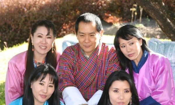 不丹国王为讨妻子欢心废除一夫多妻制却因出轨痴情人设崩塌