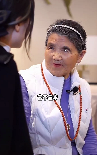 黄圣依婆婆坐豪车回农村被后辈尊称为太太老家破旧不堪全是灰