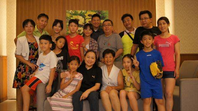 她被称为综艺一姐,从小被亲生父母抛弃,如今68岁领证定居内地|方芳