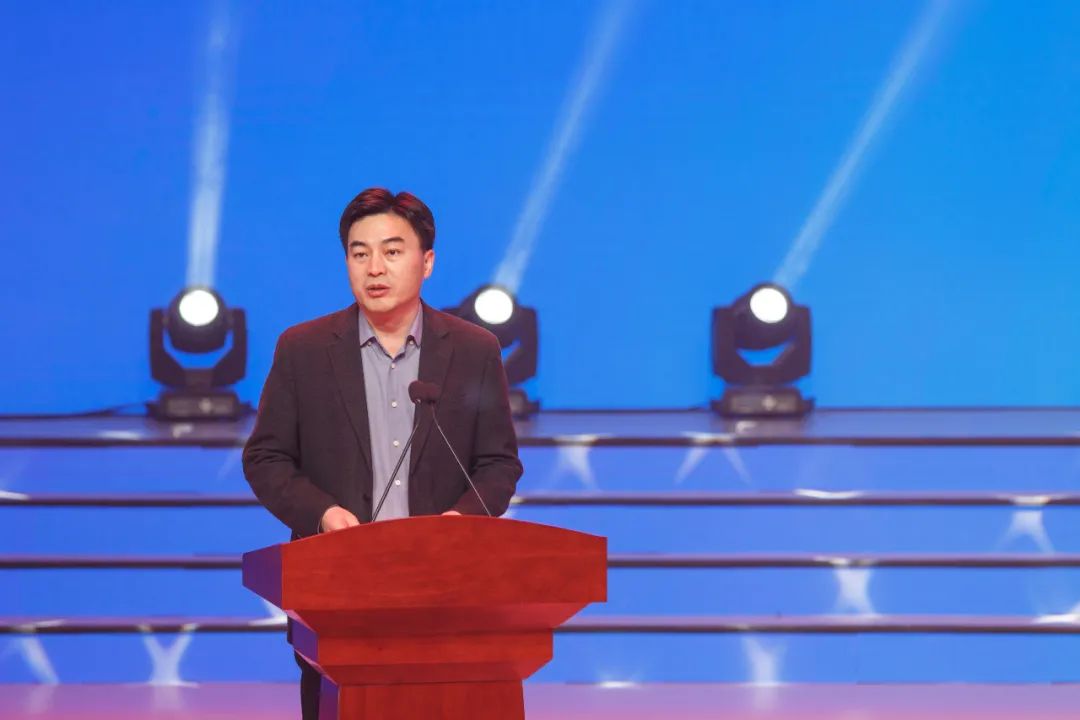 杨晓玲,张乾山为受助儿童代表发放成长礼包.