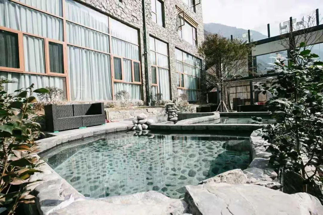 泡汤不止在青城山,成都周边这些网红打卡必去温泉民宿丨南方民宿休闲区蓝鸢梦想 - Www.slyday.coM 泡汤不止在青城山,成都周边这些网红打卡必去温泉民宿丨南方民宿休闲区蓝鸢梦想 - Www.slyday.coM