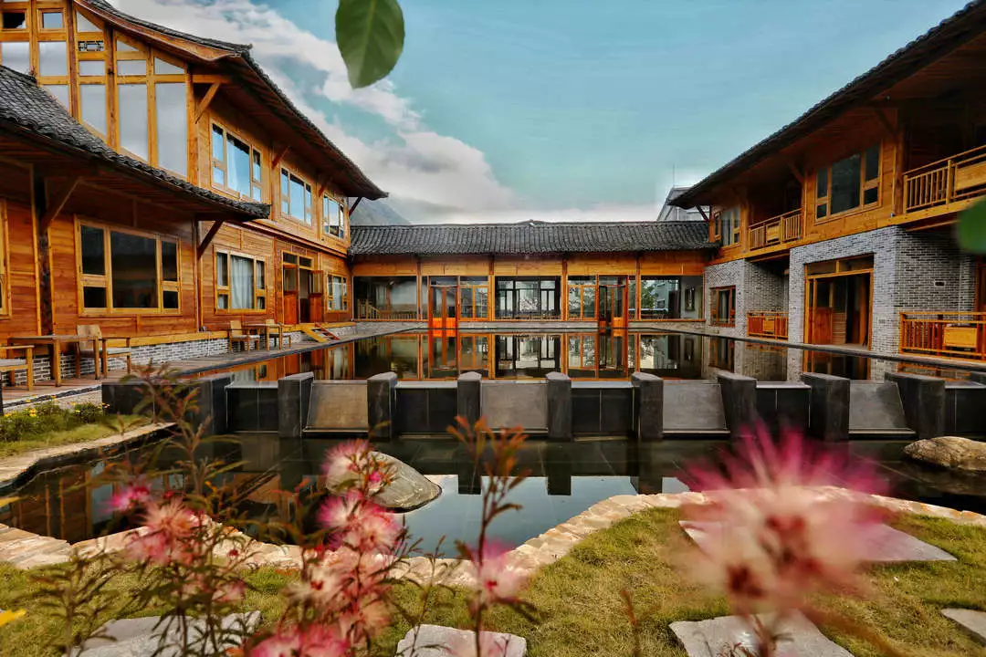 泡汤不止在青城山,成都周边这些网红打卡必去温泉民宿丨南方民宿休闲区蓝鸢梦想 - Www.slyday.coM 泡汤不止在青城山,成都周边这些网红打卡必去温泉民宿丨南方民宿休闲区蓝鸢梦想 - Www.slyday.coM