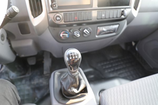 875多速比后桥,最高车速可达130km/h.