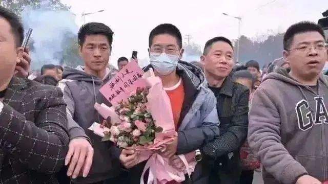 孙卓找到满意学校,深圳上学问题彻底解决,孙海洋宣布一项决定休闲区蓝鸢梦想 - Www.slyday.coM 孙卓找到满意学校,深圳上学问题彻底解决,孙海洋宣布一项决定休闲区蓝鸢梦想 - Www.slyday.coM