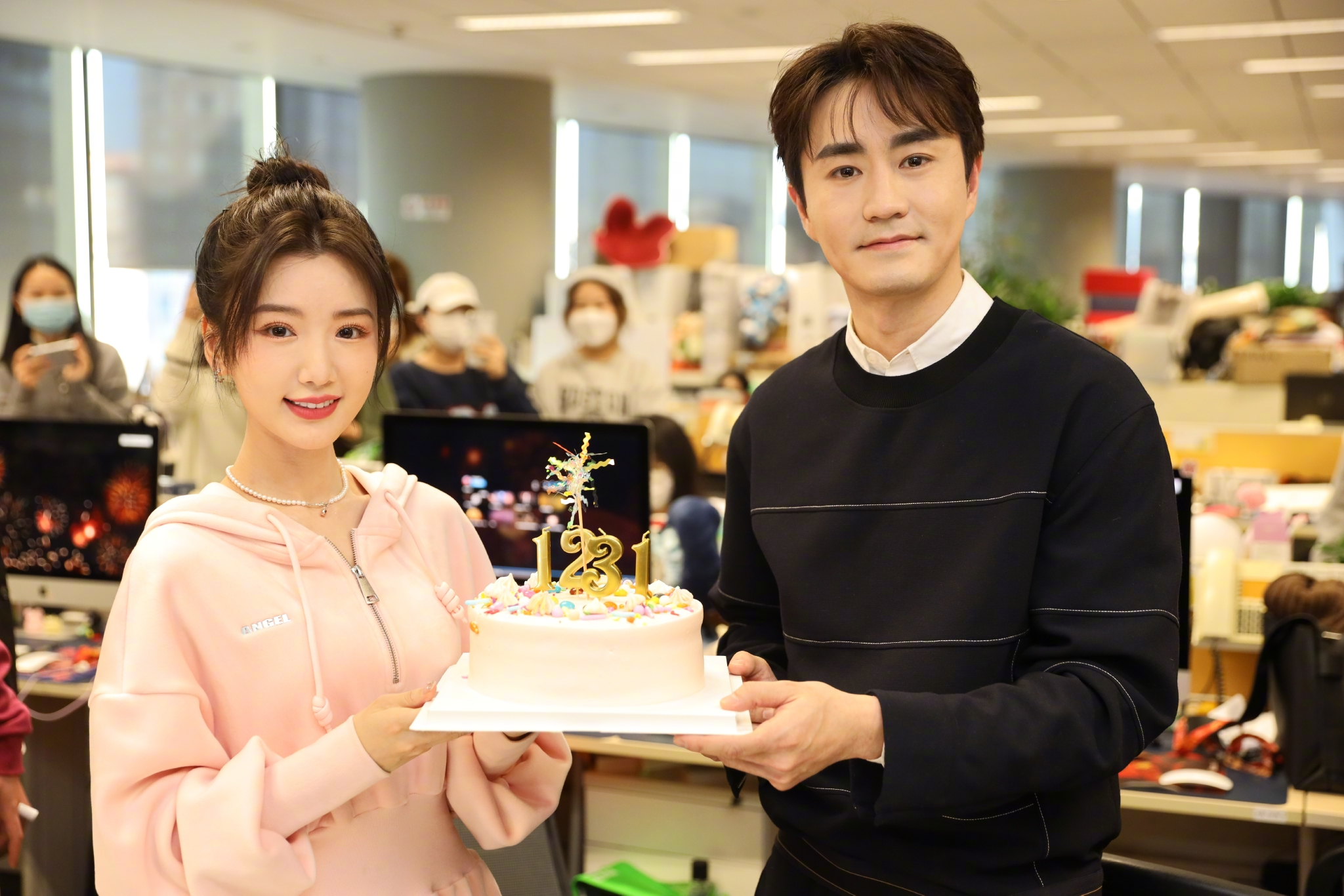 电影以年为单位的恋爱主演毛晓彤杨玏现身新浪扫楼