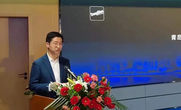 青岛西海岸新区副区长管学锋在致辞中表示,深兰科技是快速成长的人工