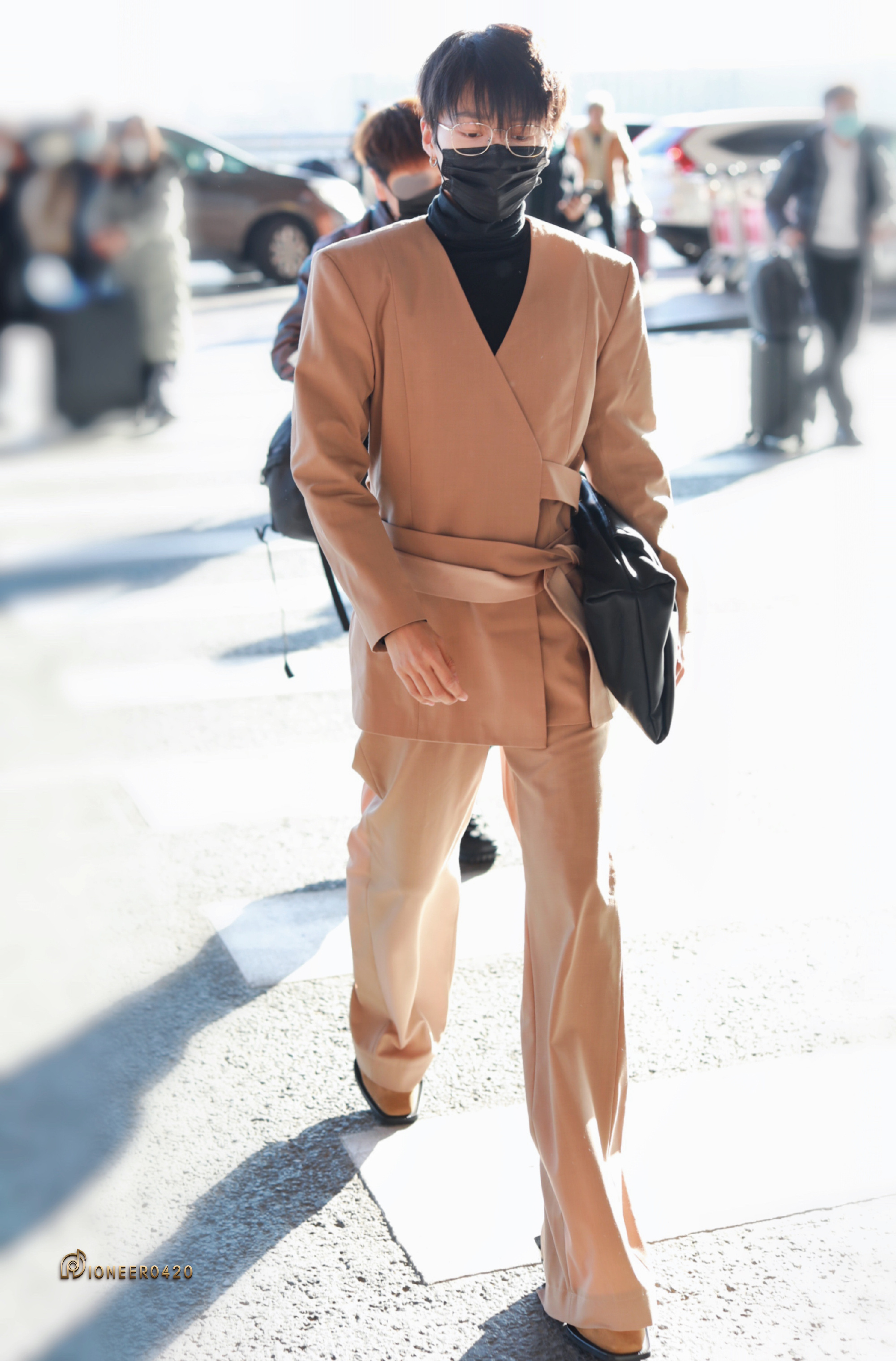 刘雨昕今日机场饭拍图释出卡其色套装休闲帅气