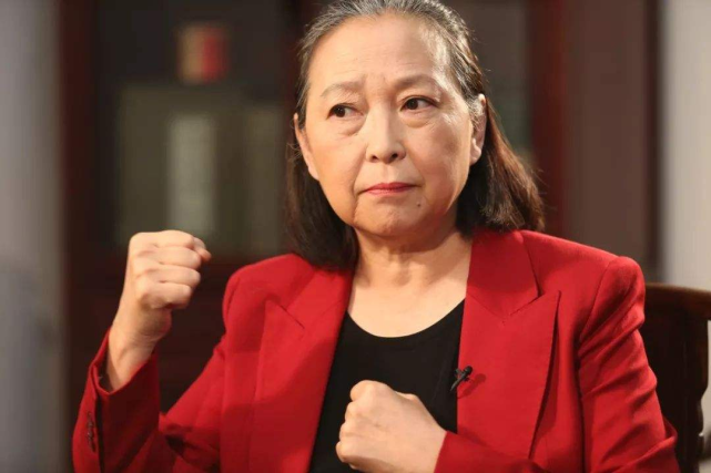 她被称为综艺一姐,从小被亲生父母抛弃,如今68岁领证定居内地|方芳