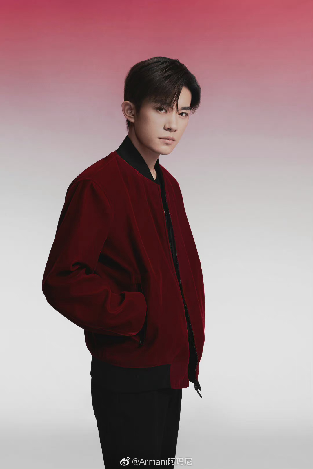 易烊千玺新年红拍摄大片复古酒红外套尽显成熟魅力