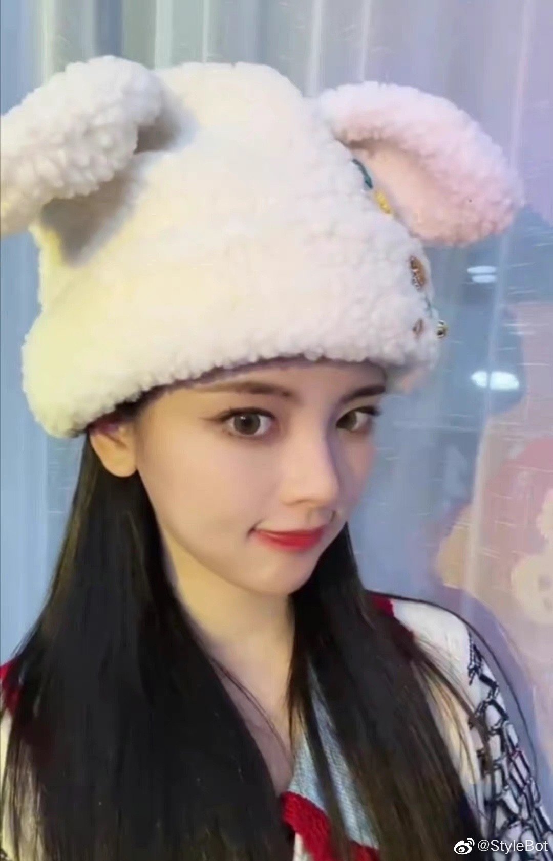 杨超越直播太可爱了戴着兔耳朵帽子好元气